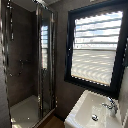 Urlaub Auf Dem Wasser Mit Einmaligen Ausblick - Well Hausboote 10 *