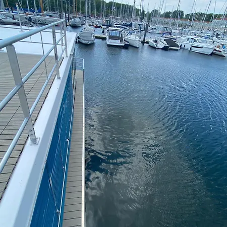 Urlaub Auf Dem Wasser Mit Einmaligen Ausblick - Well Hausboote 10 *